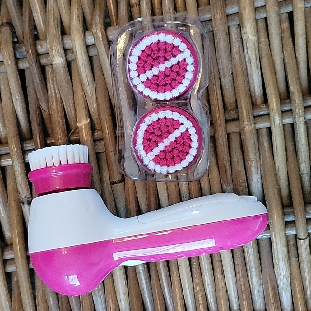 True Glow by Conair facial cleansing brush